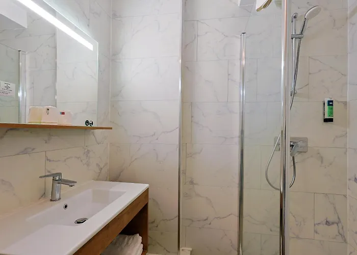 Hotel Logis Mediterranee 3*